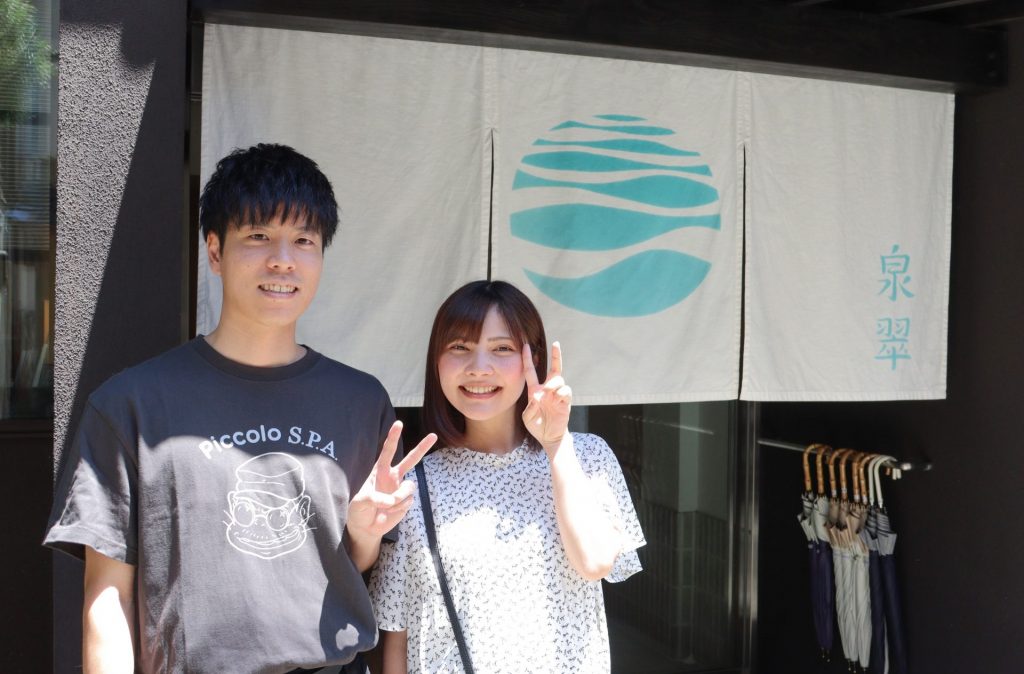 城崎温泉の旅館「泉翠」でマタニティ旅行を楽しむご夫婦の記念写真