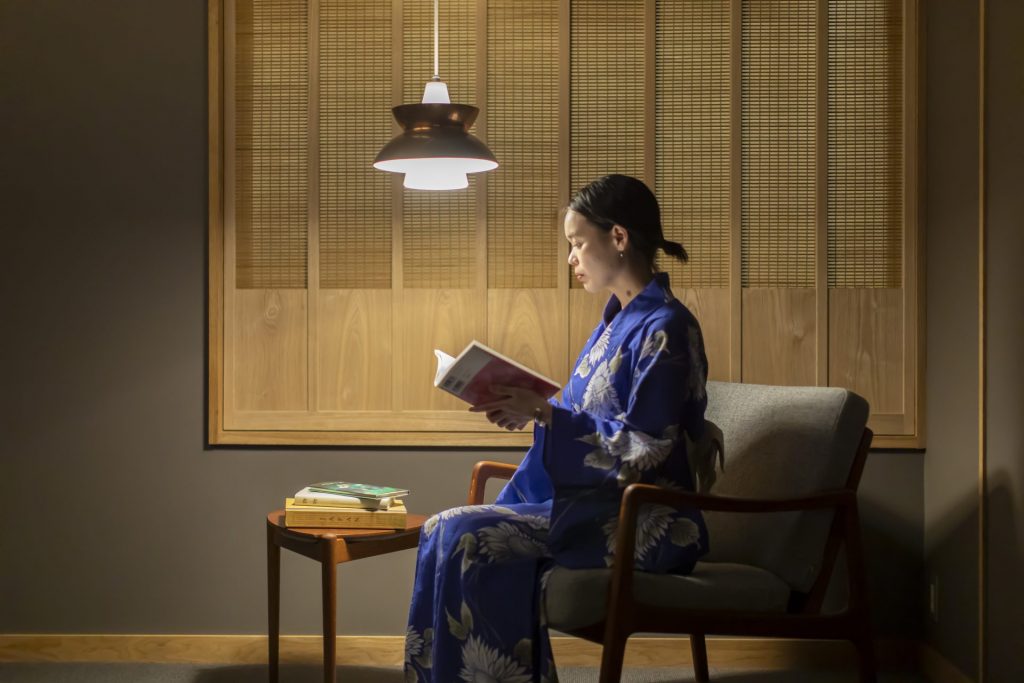 「向き合う」をテーマにした図書室で読書を楽しむ浴衣姿の女性