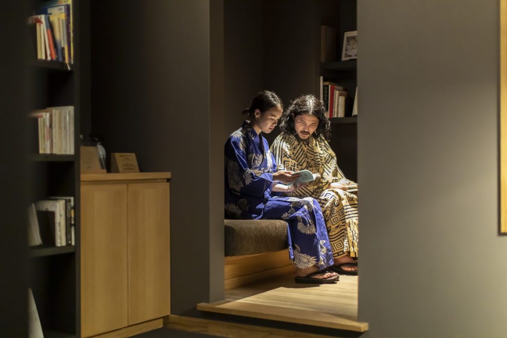 城崎温泉 泉翠の図書室で本を読みながら過ごすご夫婦