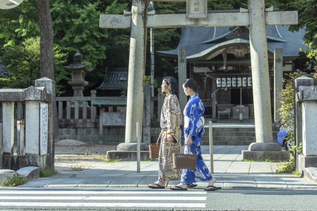 浴衣姿で城崎温泉の街歩きを楽しむご夫婦