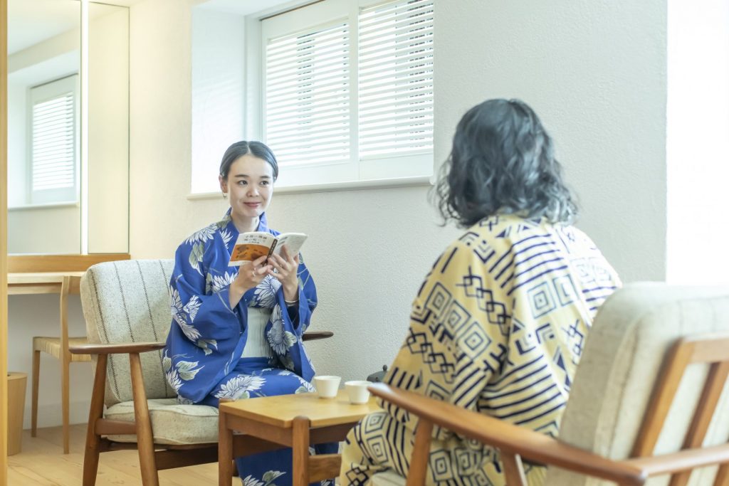 テレビのない客室で会話と読書を楽しむご夫婦