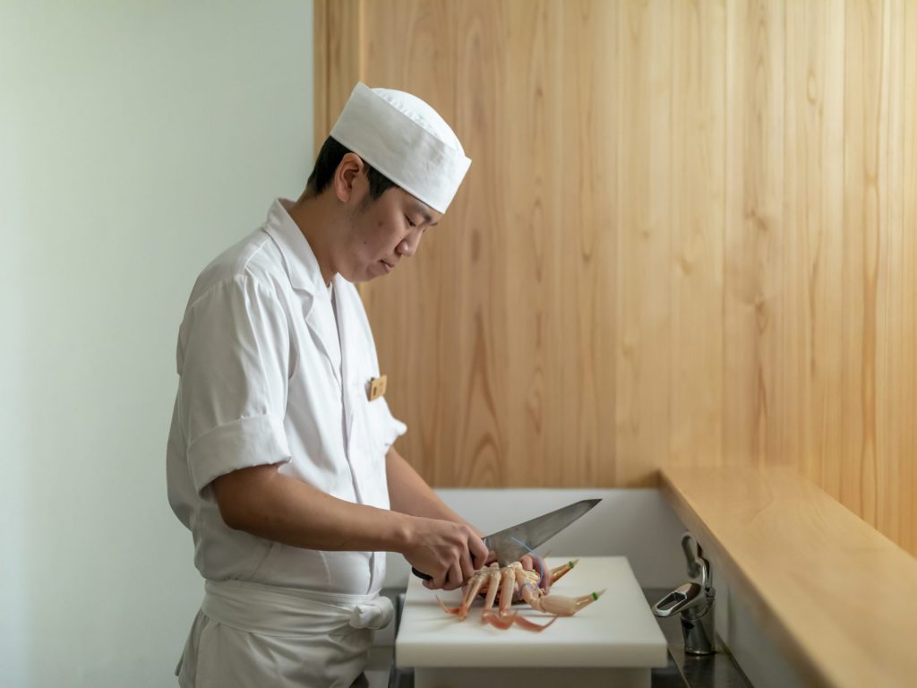 城崎温泉 泉翠 レストランSikiのカウンター席で楽しむ出来立て料理