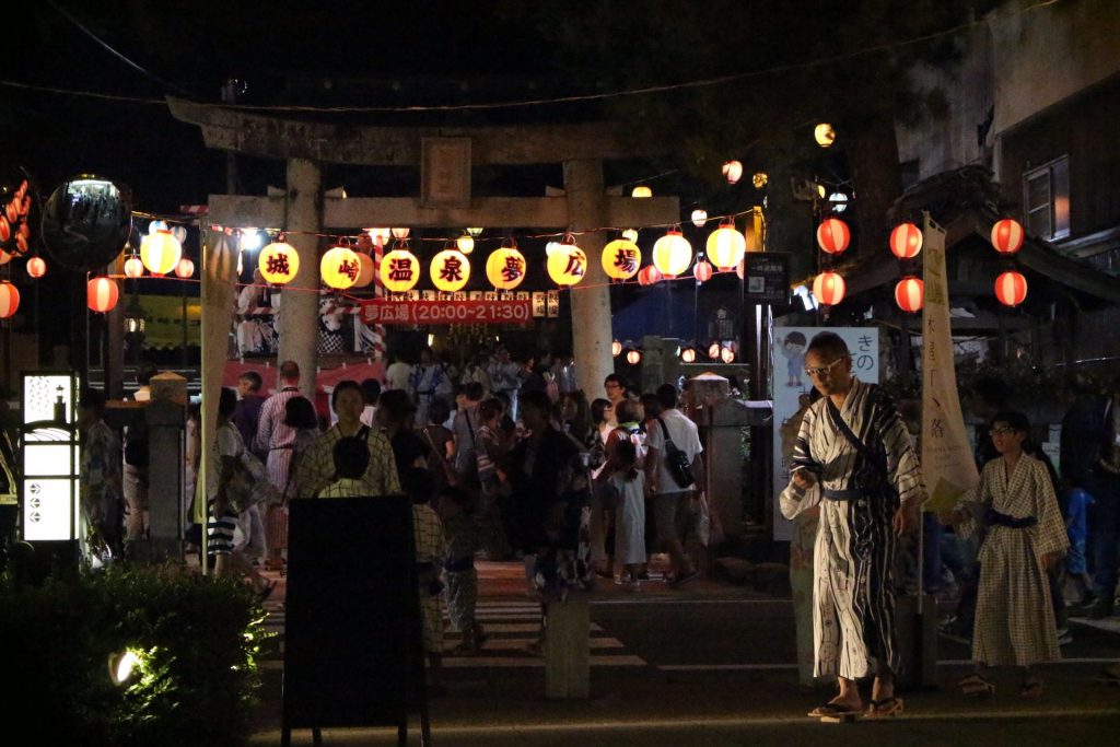 城崎温泉夏物語期間中の温泉街と夏祭りの様子