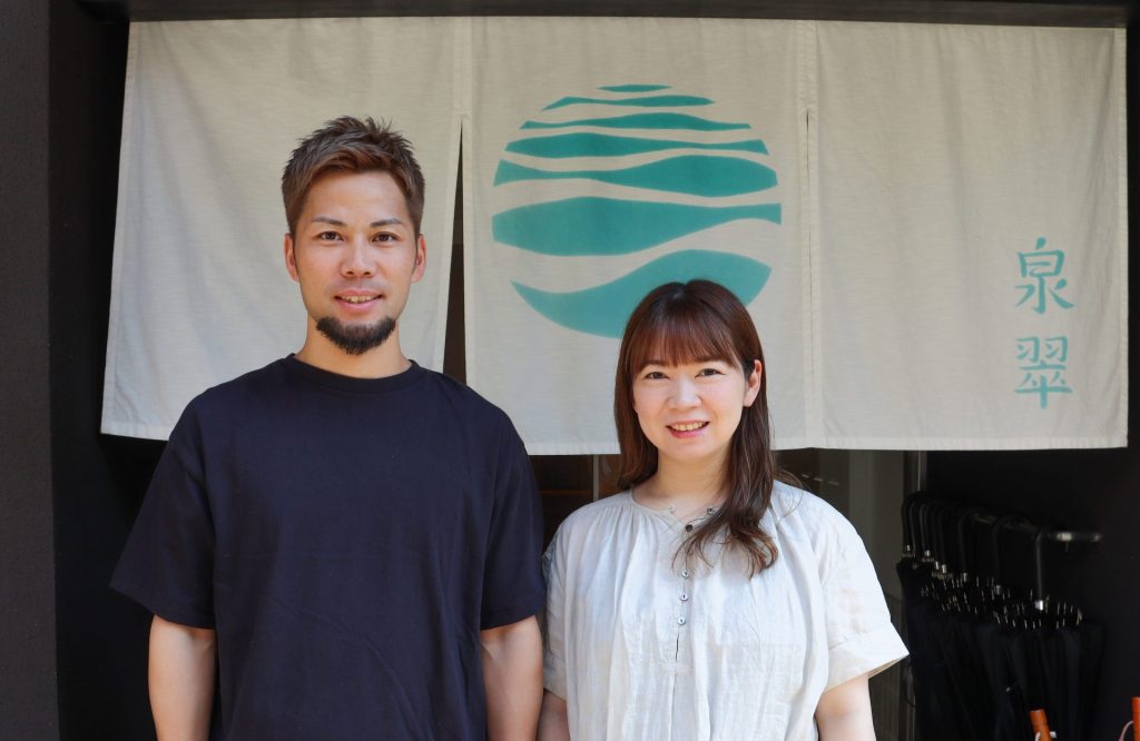 マタニティ旅行で城崎温泉の旅館「泉翠」を訪れたご夫婦の記念写真