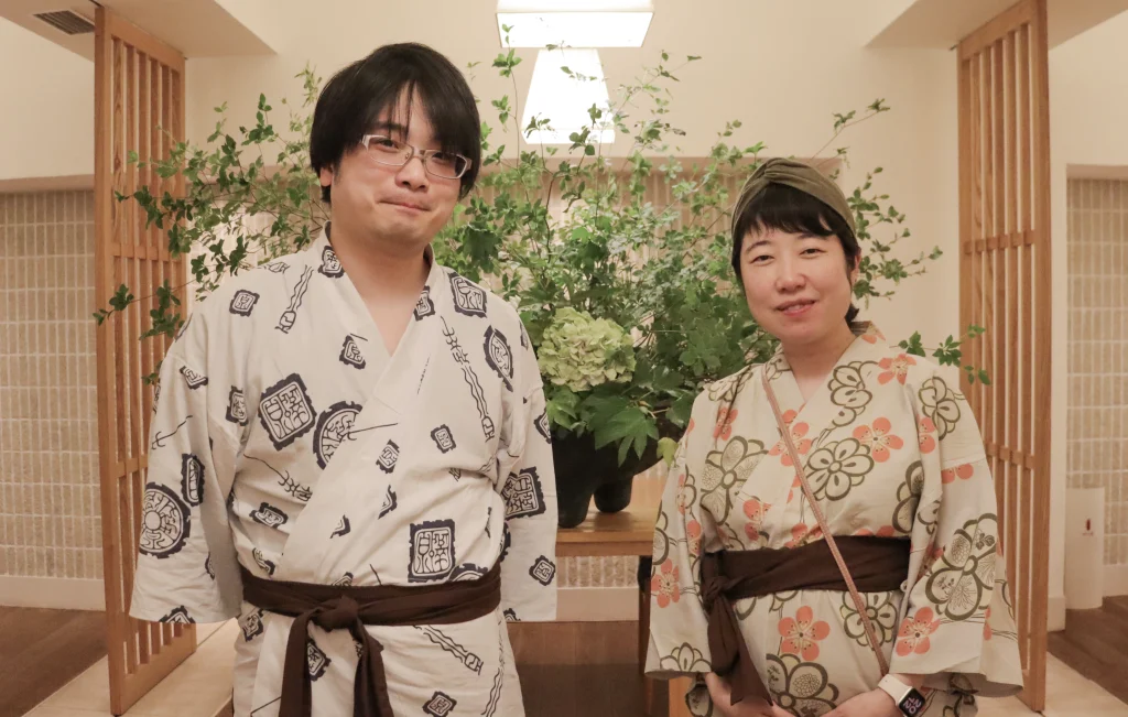城崎温泉・泉翠でマタニティ旅行を楽しまれたご夫婦。新しい家族を迎える前に、浴衣姿で思い出の一枚を撮影した様子。