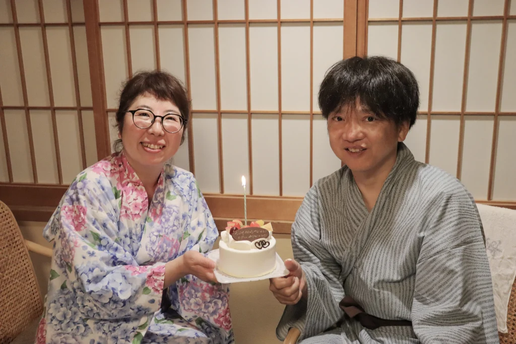 城崎温泉・泉翠でお誕生日のお祝いをされたご夫婦。サプライズケーキを囲み、お二人らしい穏やかな時間を過ごされる様子。