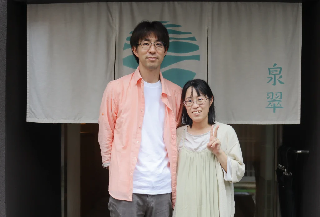 城崎温泉・泉翠でマタニティ旅行を楽しむご夫婦。新しい家族を迎える前の思い出の一枚。