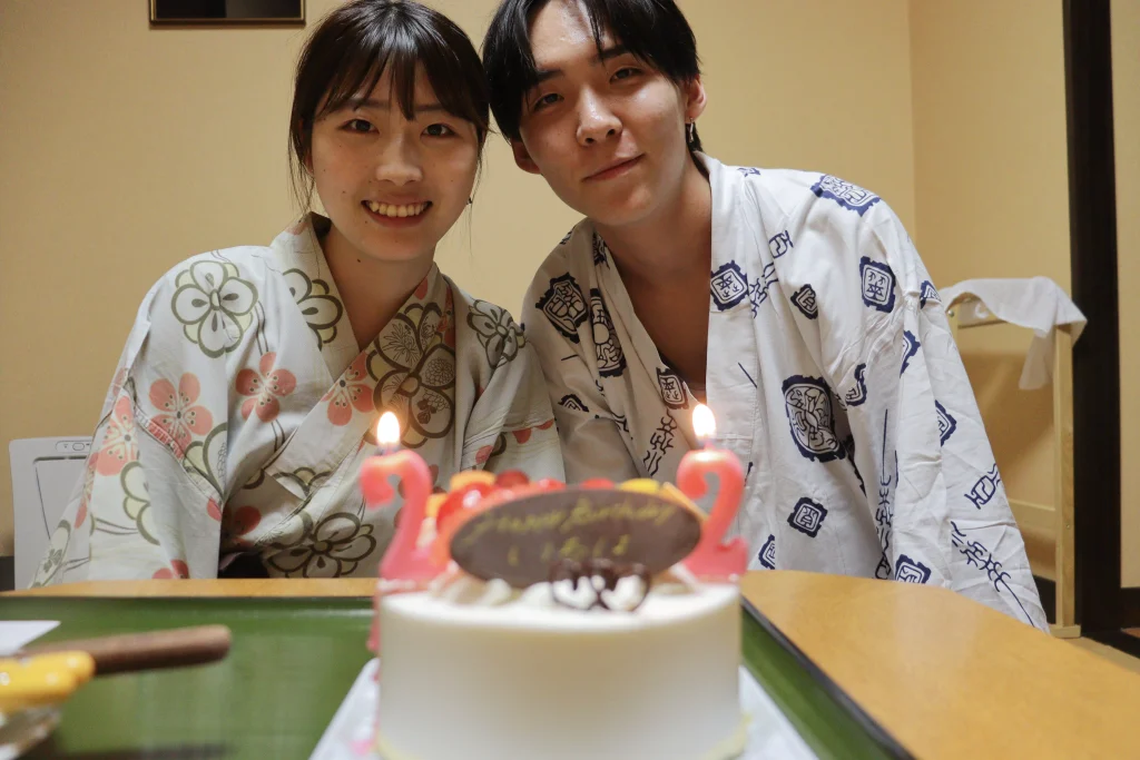 城崎温泉で誕生日のお祝いを迎え、ケーキとともに笑顔を見せるご夫婦