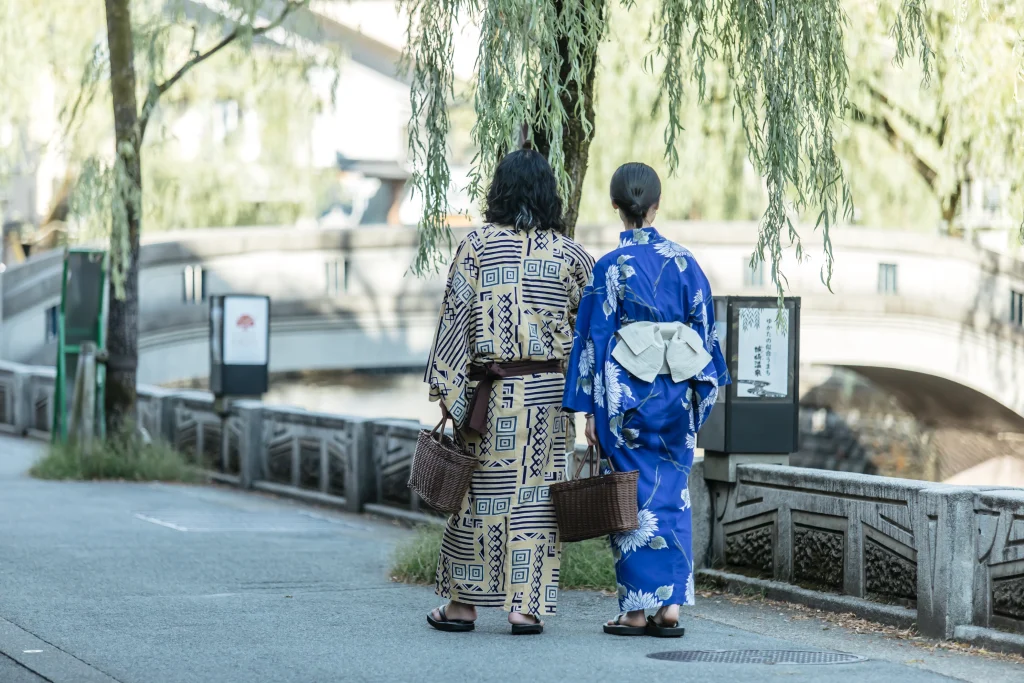 浴衣姿で柳並木を散策する城崎温泉での街歩き