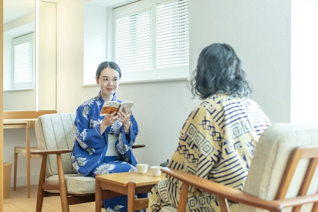 客室で本を読みながら大切な人とゆっくり過ごす温泉旅行のひととき