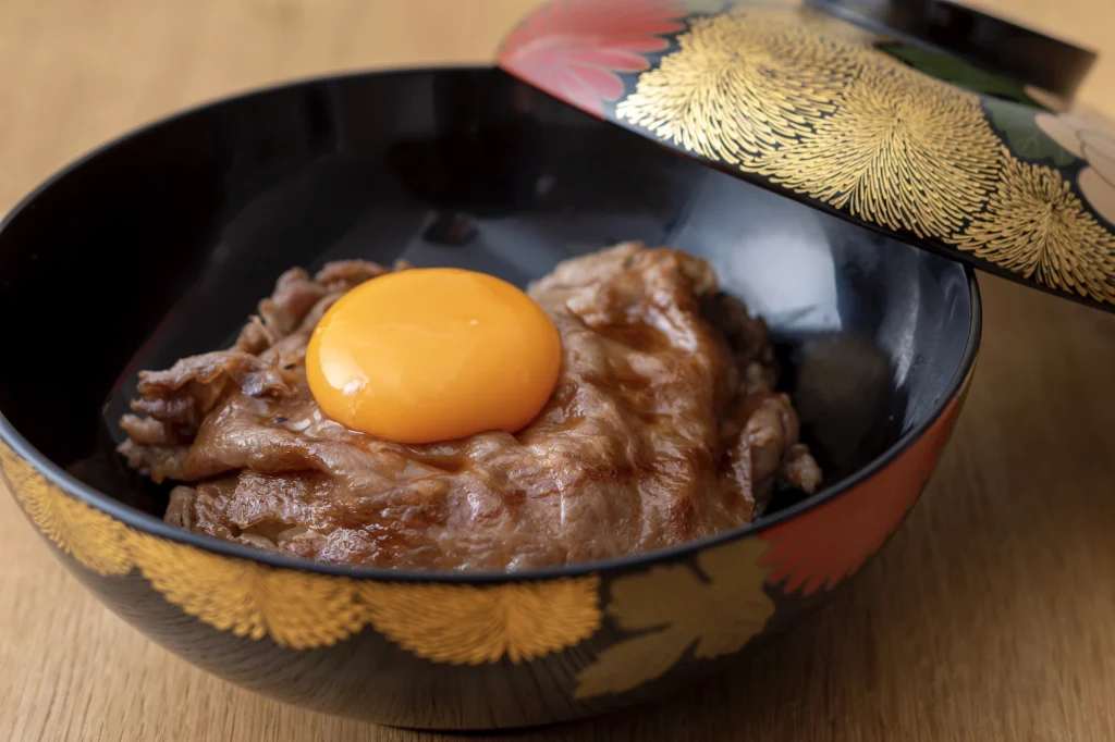 但馬牛を贅沢に使用したすき焼きご飯。城崎温泉で味わう締めの一品