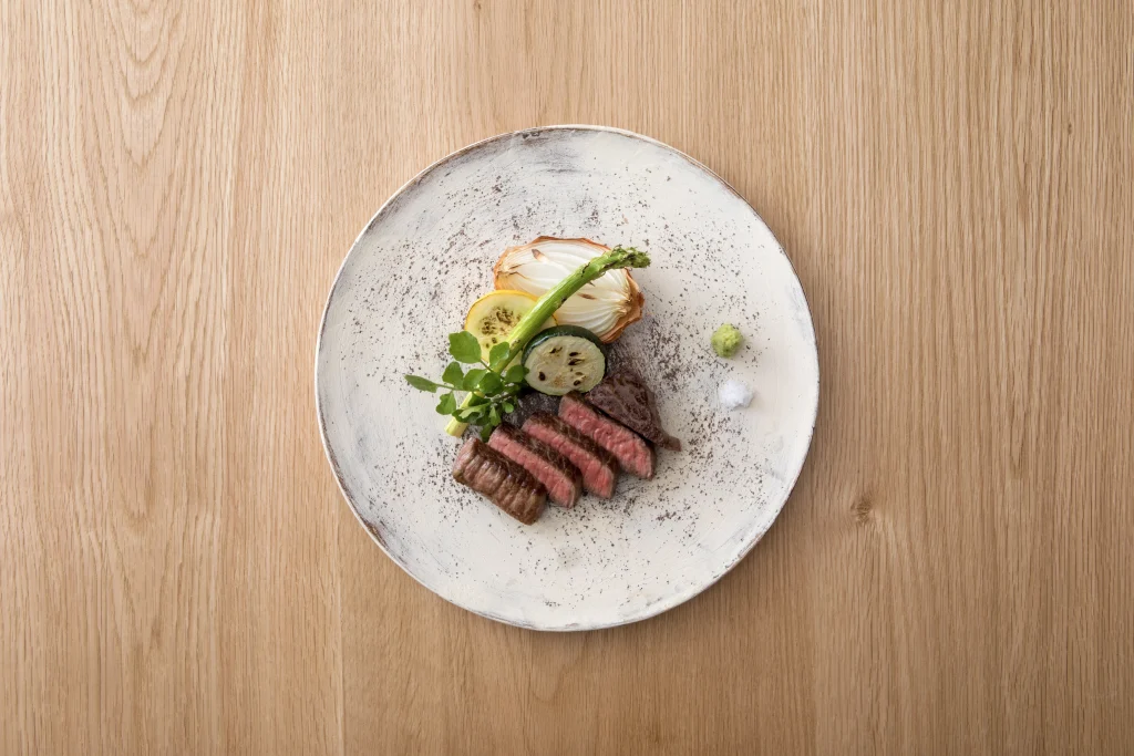 和牛の源流といわれる但馬牛のステーキ。兵庫県但馬地域が育んだ上質な旨みを味わう一皿