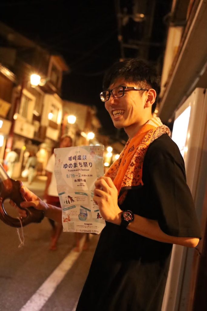 ゆのまち祭りの縁日を運営する城崎温泉の若者たち