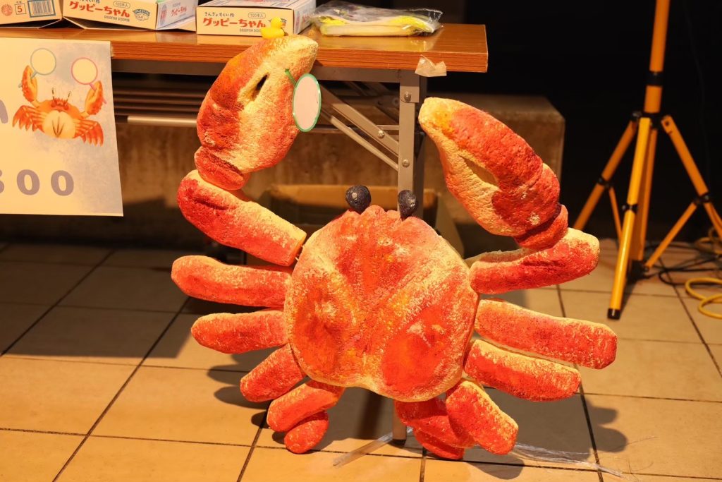 ゆのまち祭りの縁日を運営する城崎温泉の若者たち