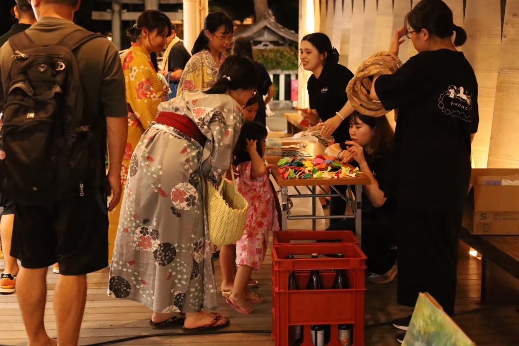 ゆのまち祭りを通して来場者と交流するYUNOKOのメンバー