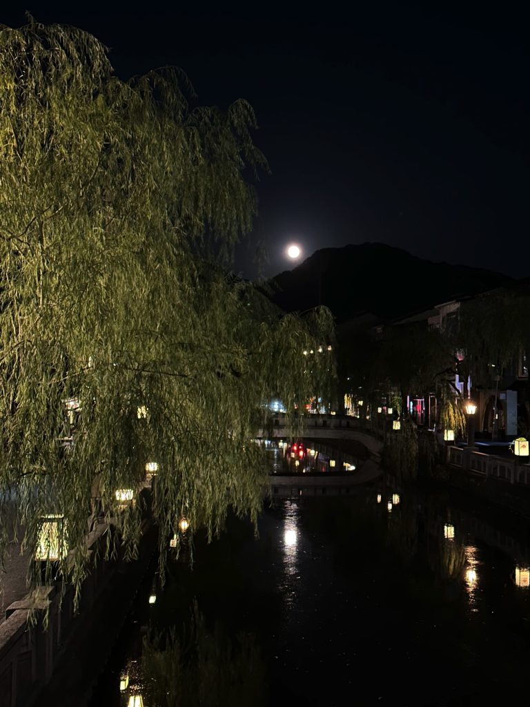 月夜の温泉街