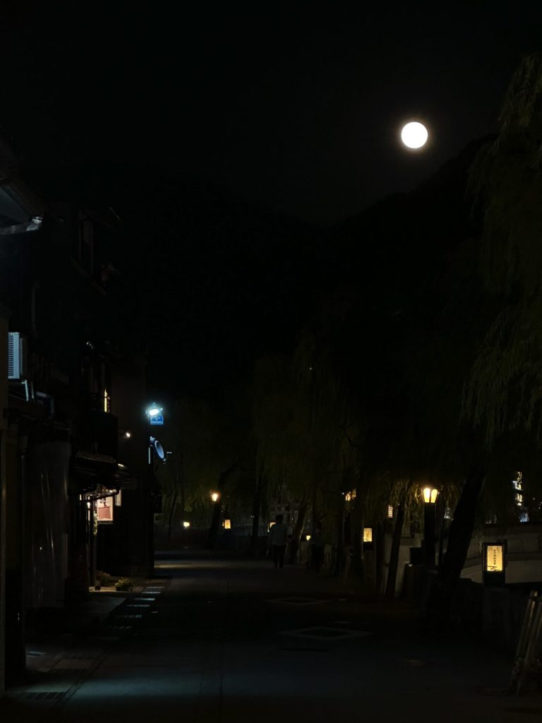 月明かりに照らされた秋の城崎温泉と柳並木