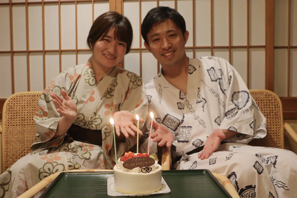 誕生日の記念日旅行で城崎温泉の泉翠に宿泊されたカップル