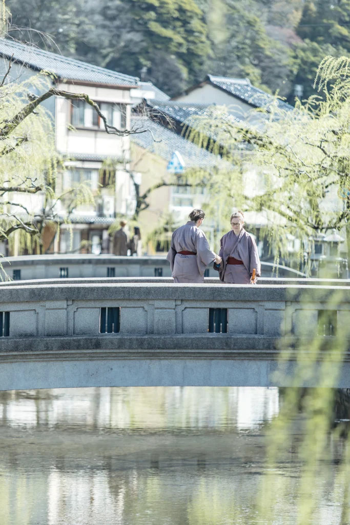 ハネムーンで楽しむ城崎温泉の街並み