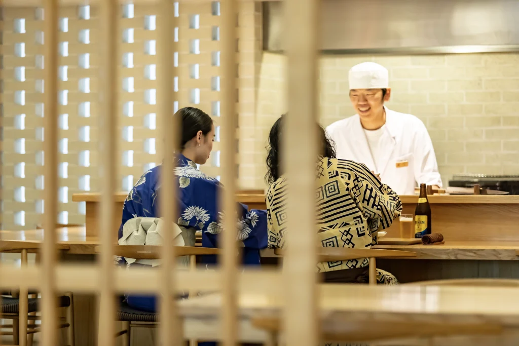 城崎温泉 泉翠のレストランSikiのカウンター席で料理長との会話を楽しむお客様