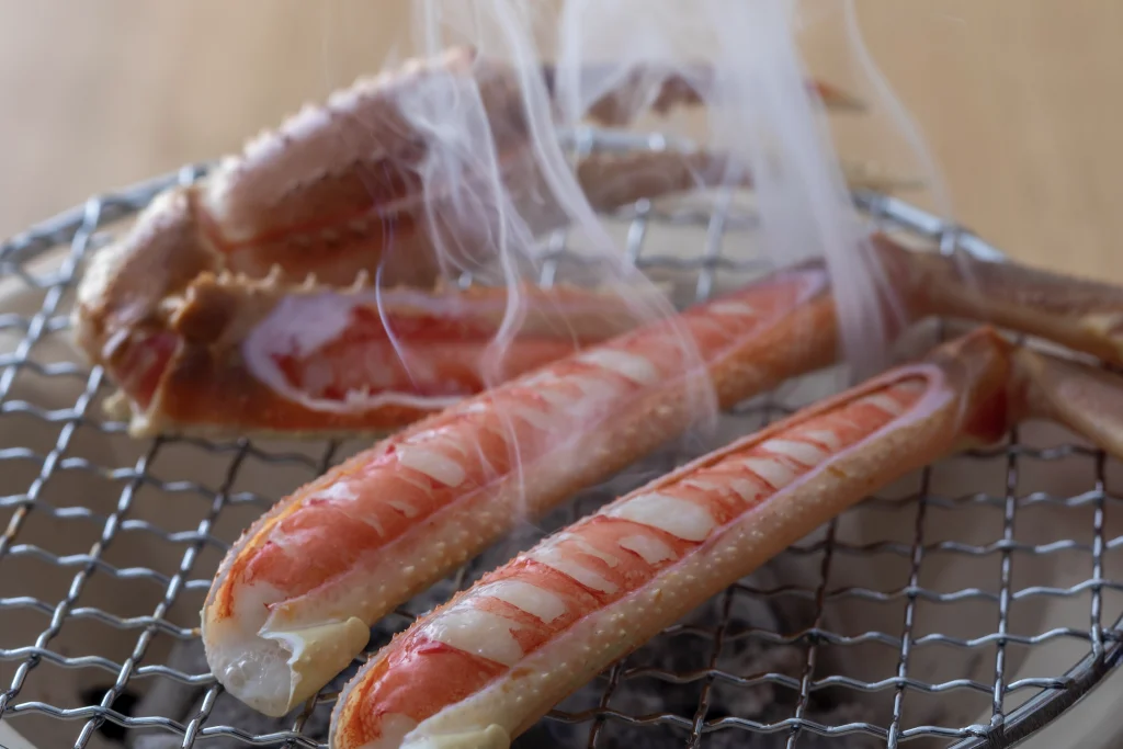 焼き上がる津居山蟹の脚から立ちのぼる湯気