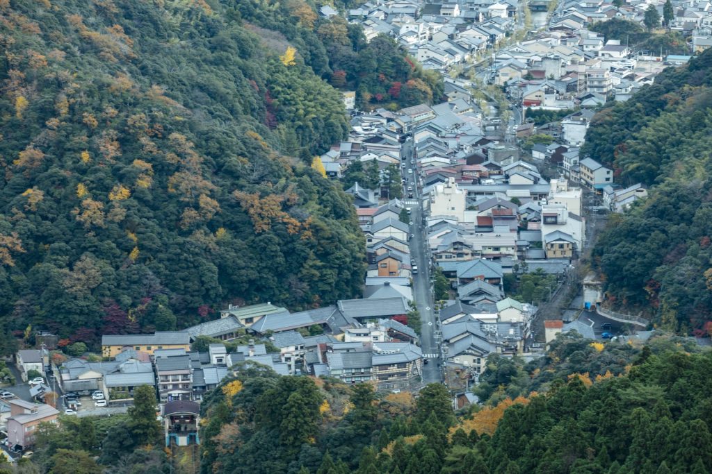秋の紅葉に包まれた城崎温泉ロープウェイ