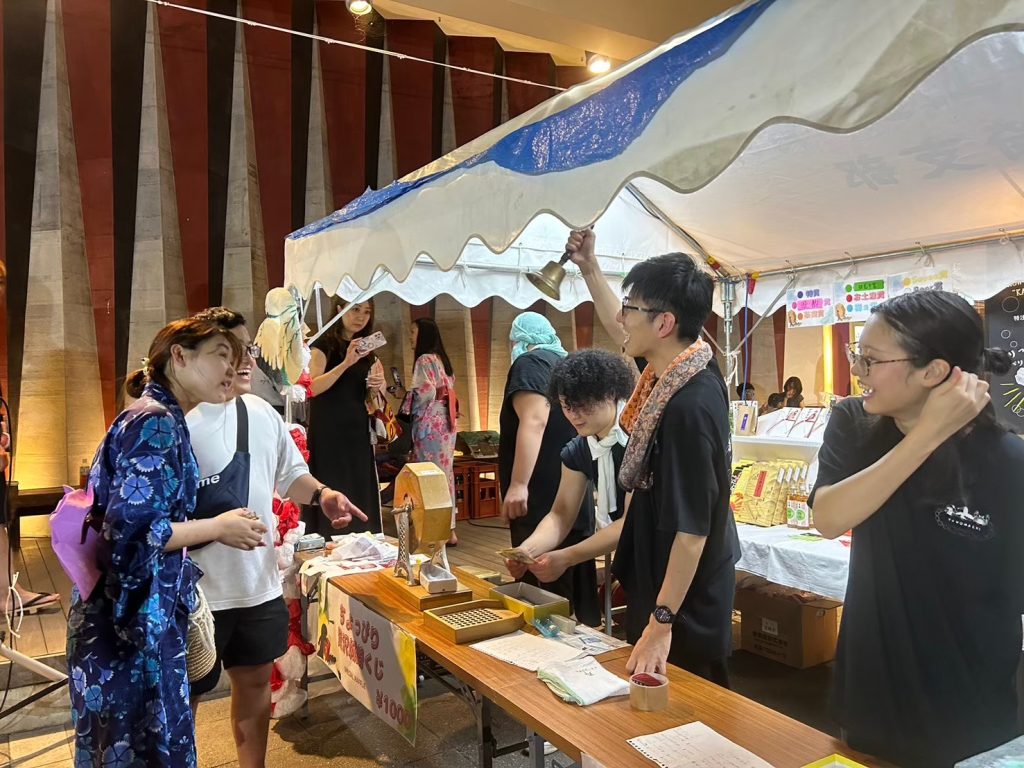 ゆのまち祭りの縁日を運営する城崎温泉の若者たち