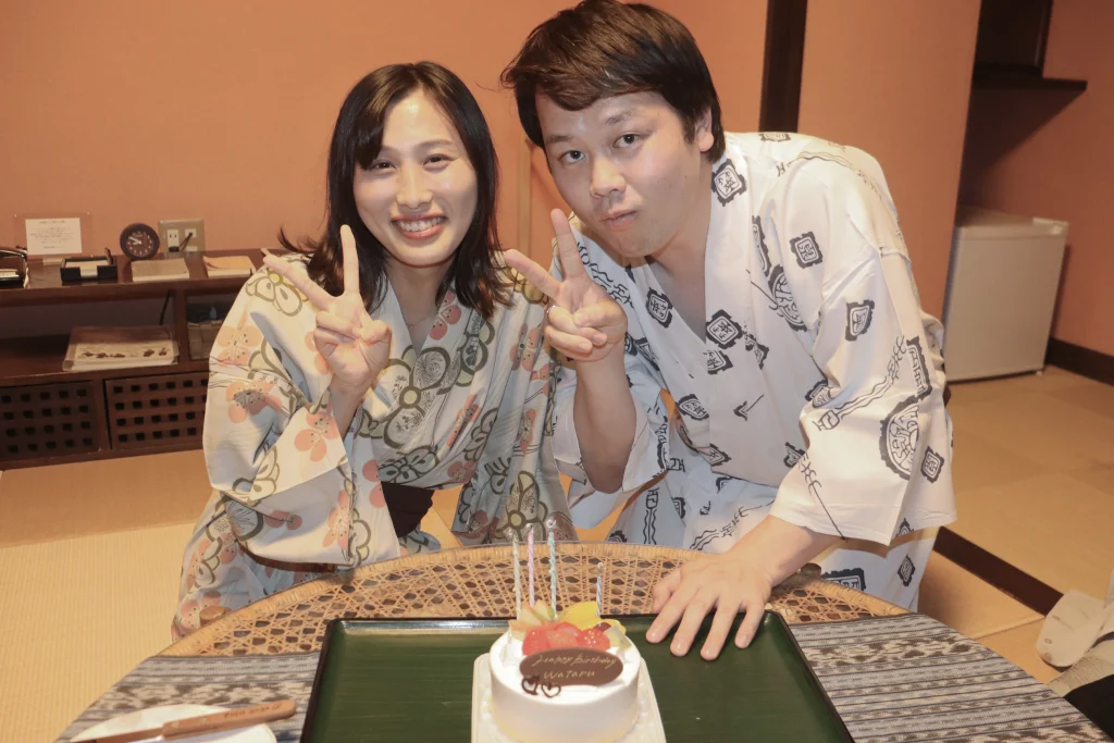 誕生日旅行で城崎温泉の旅館 泉翠を訪れたカップル