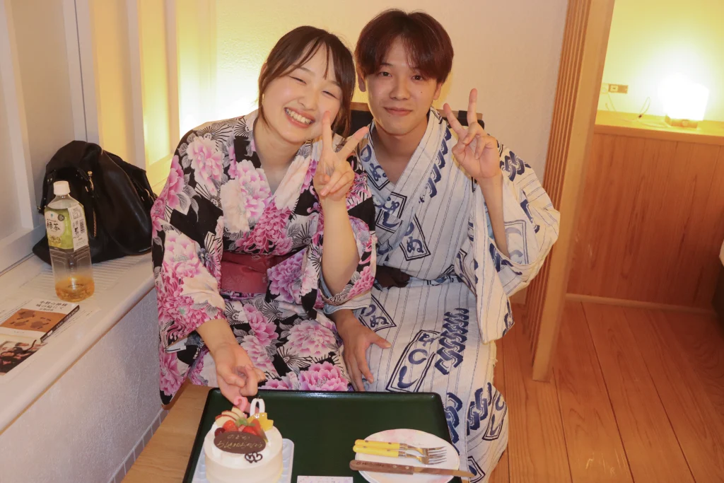 節目の誕生日を城崎温泉の旅館 泉翠で祝うカップル