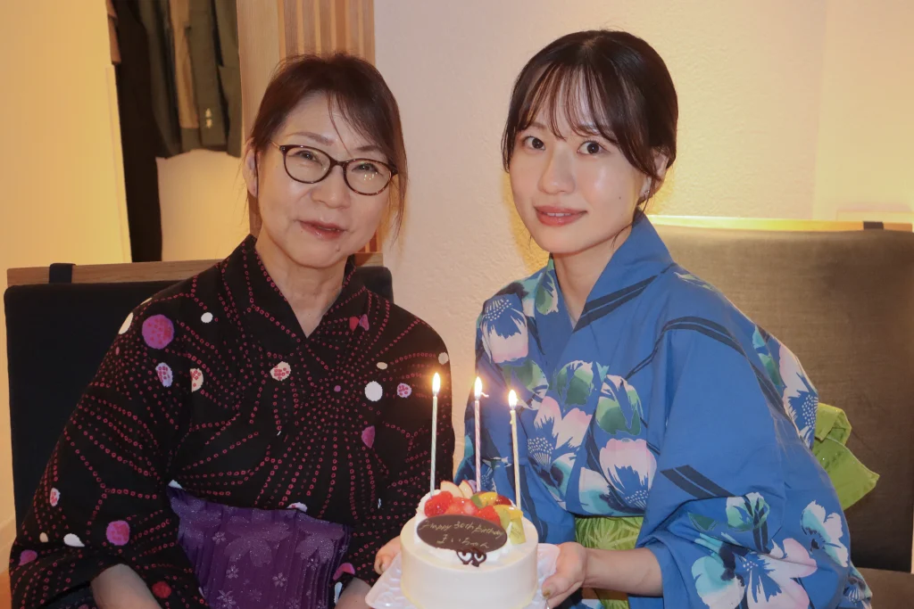 城崎温泉の母娘旅行で誕生日ケーキを囲むお母さまと娘さま