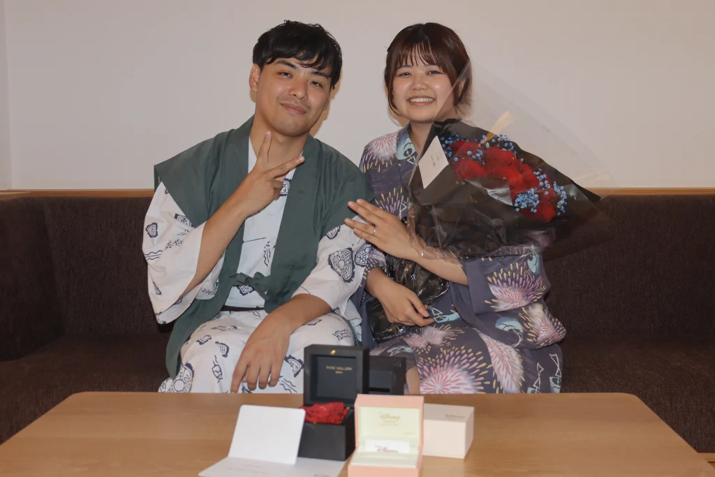 城崎温泉 泉翠でプロポーズを終え花束と指輪を囲むお二人