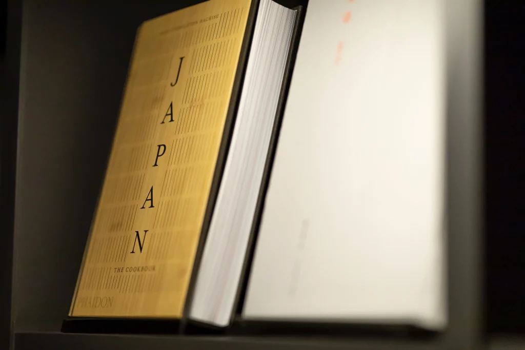 城崎温泉 泉翠の図書室に並ぶ本