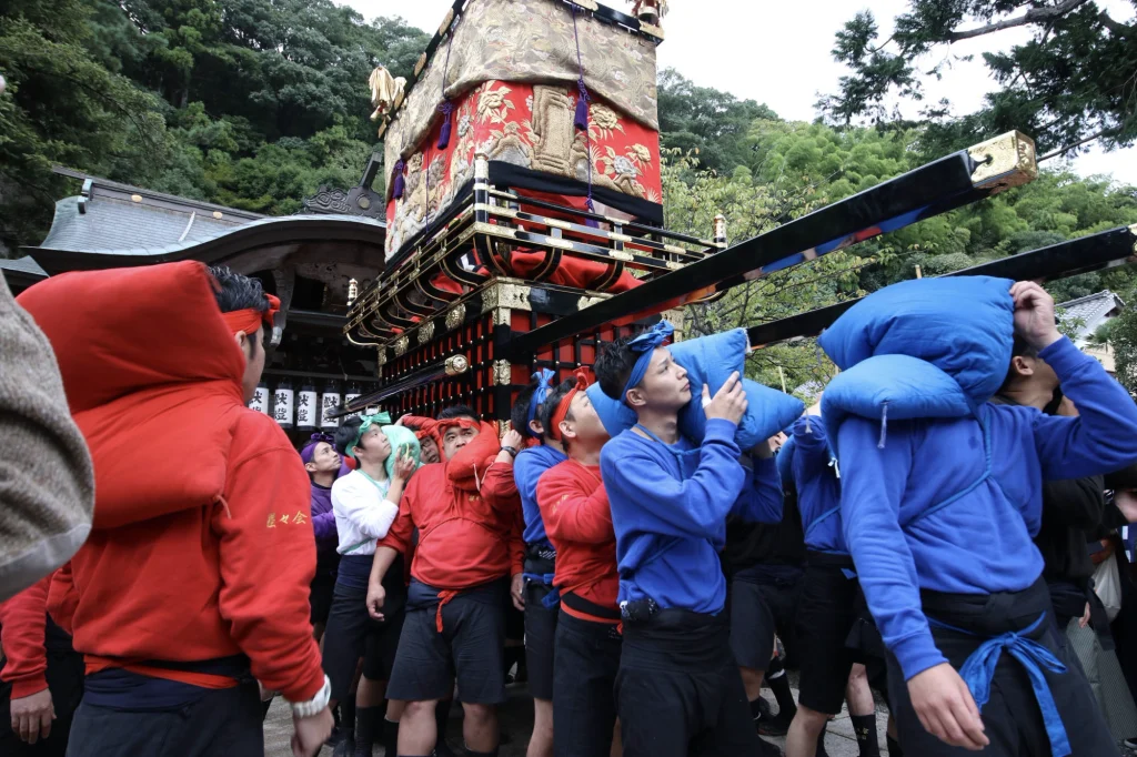 城崎秋祭りで、上部の人々が肩に担ぎ上げる豪華な装飾が施された「台」