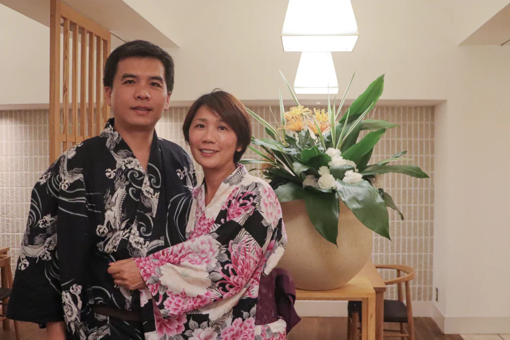 台湾からハネムーンで城崎温泉を訪れたお二人が、泉翠の館内でゆかた姿の記念撮影