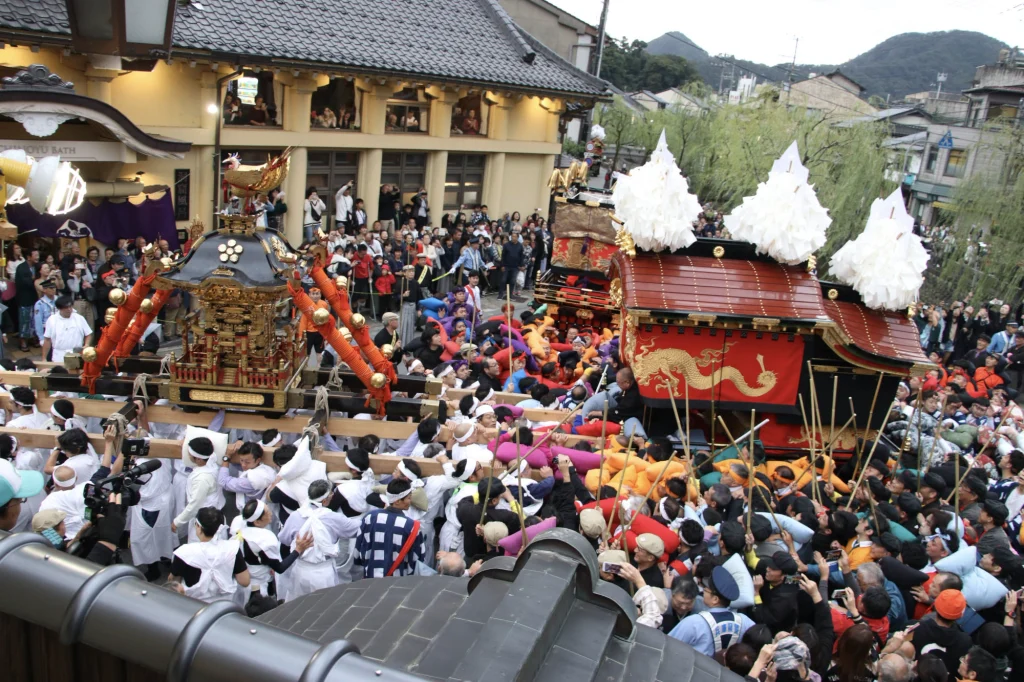 城崎秋祭りの本宮、10月15日に王橋で繰り広げられる神輿・上部の台・大だんじりによる三つ巴のセリ