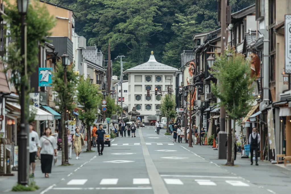 城崎温泉の商店街に旅館や店舗が並ぶ、温泉街の通りの風景